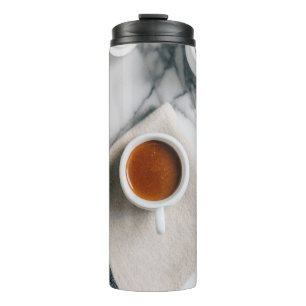 WEISSE KERAMIK TEACUP MIT ROTER FLÜSSIGKEIT THERMOSBECHER