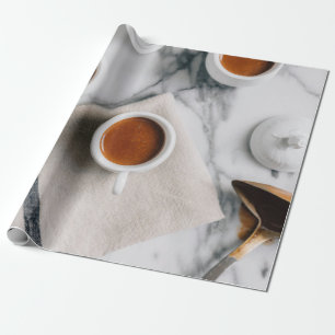 WEIßE KERAMIK-TEETASSE GEFÜLLT MIT ROTER FLÜSSIGKE GESCHENKPAPIER