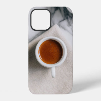 WEIßE KERAMIK-TEETASSE GEFÜLLT MIT ROTER FLÜSSIGKE iPhone 12 HÜLLE