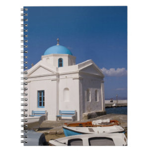 Weiße Kirche am Strand in der Nähe der Ägäis auf Notizblock