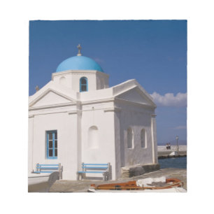 Weiße Kirche am Strand in der Nähe der Ägäis auf Notizblock