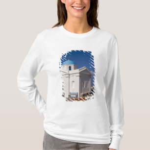 Weiße Kirche am Strand in der Nähe der Ägäis auf T-Shirt