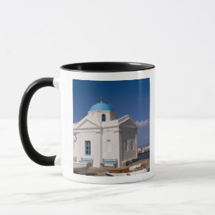 Weiße Kirche am Strand in der Nähe der Ägäis auf Tasse