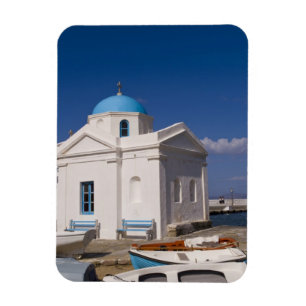 Weiße Kirche am Strand in der Nähe der Ägäis Magnet