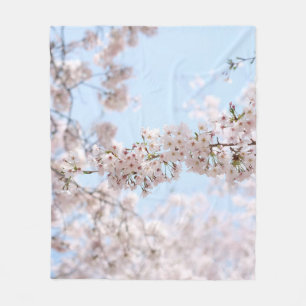 Weiße Kirschblüte unter blauem Himmel im m Fleecedecke