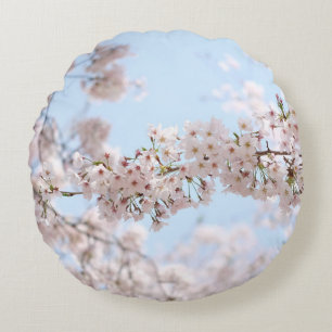 Weiße Kirschblüte unter blauem Himmel im m Rundes Kissen