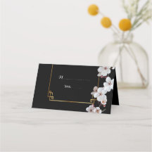 Weiße Kirschblüten und goldener Rahmen