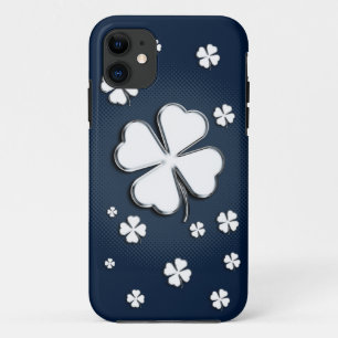 Weiße Kleeblätter auf blauem Hintergrund Case-Mate iPhone Hülle