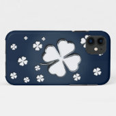 Weiße Kleeblätter auf blauem Hintergrund Case-Mate iPhone Hülle (Rückseite (Horizontal))