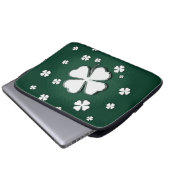 Weiße Kleeblätter auf grüner Hintergrund Laptopschutzhülle (Vorne Knopf)