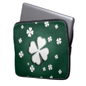 Weiße Kleeblätter auf grüner Hintergrund Laptopschutzhülle (Vorderseite Links)