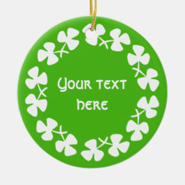 Weiße Kleeblätter hinzufügen Keramik Ornament