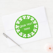 Weiße Kleeblätter hinzufügen Runder Aufkleber (Umschlag)