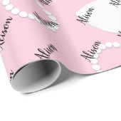 Weiße Kleidung und Ketten Muster auf rosa Geschenkpapier (Rolleneckpunkt)