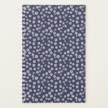 Weiße kleine Blumen auf einem blauen Planer