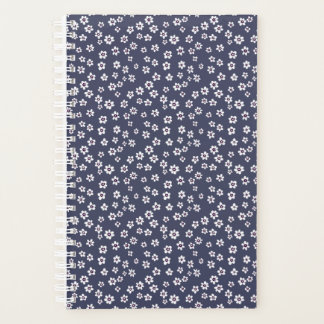 Weiße kleine Blumen auf einem blauen Planer