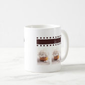 Weiße kleine Kuchen auf Kaffeetasse (VorderseiteRechts)