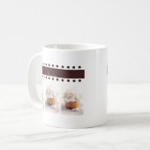 Weiße kleine Kuchen auf Kaffeetasse (Vorderseite Links)