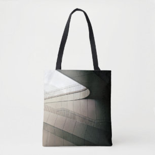 WEISSE, KONKRETE TREPPEN MIT GARTENMETALLEN TASCHE