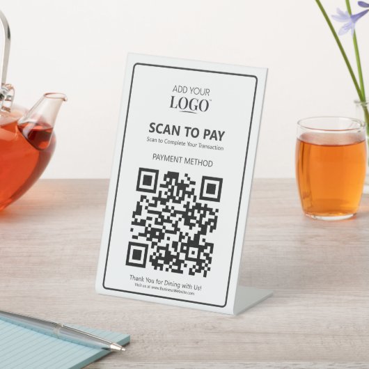 Weiße kontaktlose Prüfung zur Bezahlung des QR-Cod Sockelschild (In SItu)