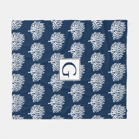 Weiße Korallen an der Küste und blaues Navy Fleecedecke (Vorderseite (Horizontal))