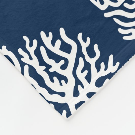 Weiße Korallen an der Küste und blaues Navy Fleecedecke (Ecke)