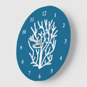 Weiße Korallen auf blauem Wasser Große Wanduhr (Winkel)