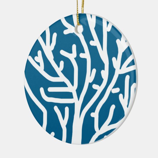 Weiße Korallen auf blauem Wasser Keramik Ornament (Links)