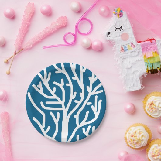 Weiße Korallen auf blauem Wasser Pappteller (Party)