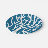 Weiße Korallen auf blauem Wasser Pappteller (Schrägansicht)