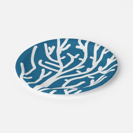 Weiße Korallen auf blauem Wasser Pappteller (Schrägansicht)