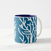 Weiße Korallen auf blauem Wasser Zweifarbige Tasse (VorderseiteRechts)