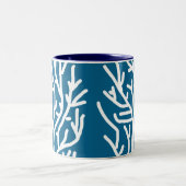 Weiße Korallen auf blauem Wasser Zweifarbige Tasse (Mittel)