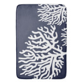 Weiße korallenrote Küstenniederlassungen Badematte (Vorderseite Vertikal)