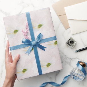 Weiße Kosmos auf rosafarbenem Rosa Geschenkpapier