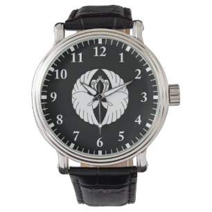 Weiße Kraniche gegenüber Armbanduhr