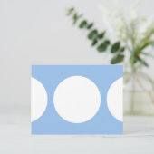 Weiße Kreise auf hellblauer Postkarte (Stehend Vorderseite)
