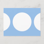 Weiße Kreise auf hellblauer Postkarte (Vorderseite)