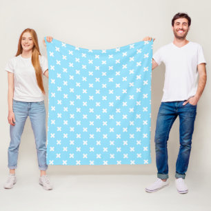 Weiße Kreuzstiche auf Babyblau Fleecedecke