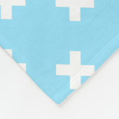 Weiße Kreuzstiche auf Babyblau Fleecedecke (Ecke)