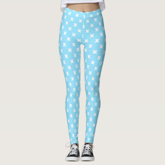 Weiße Kreuzstiche auf Babyblau Leggings