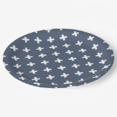 Weiße Kreuzstiche auf blau-grau Pappteller (Schrägansicht)