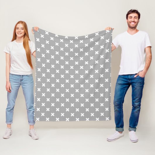 Weiße Kreuzstiche auf grau Fleecedecke (Beispiel)