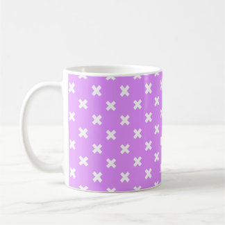 Weiße Kreuzstiche auf Lila Kaffeetasse