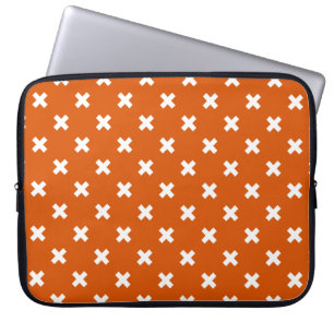 Weiße Kreuzstiche auf verbranntem Orange Laptopschutzhülle