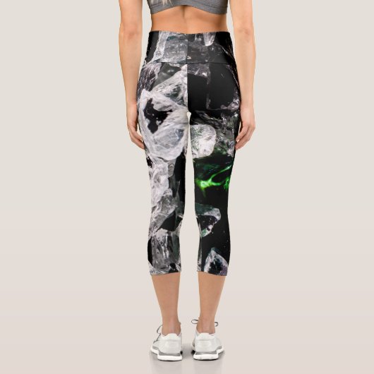 Weiße Kristalle im Schwarzen Weltraum Capri Leggings (Rückseite)
