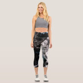 Weiße Kristalle im Schwarzen Weltraum Capri Leggings (Vorderseite)