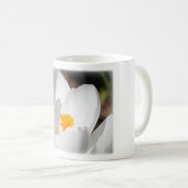 weiße Krokusblüte Kaffeetasse (VorderseiteRechts)