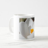 weiße Krokusblüte Kaffeetasse (Vorderseite Links)