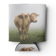 Weiße Kuh Bulle mit Blick zurück in ein Foggy Feld